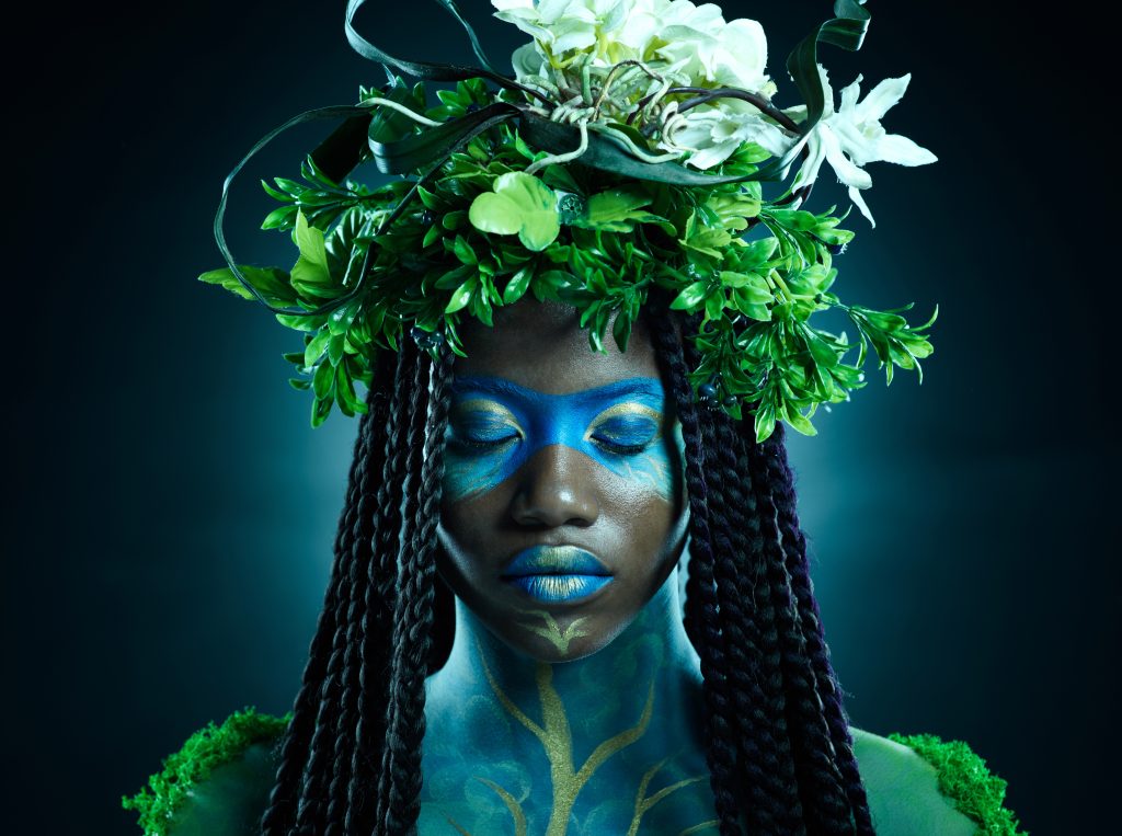 mulher negra com uma coroa de plantas para gerar a percepção da biomédica no design